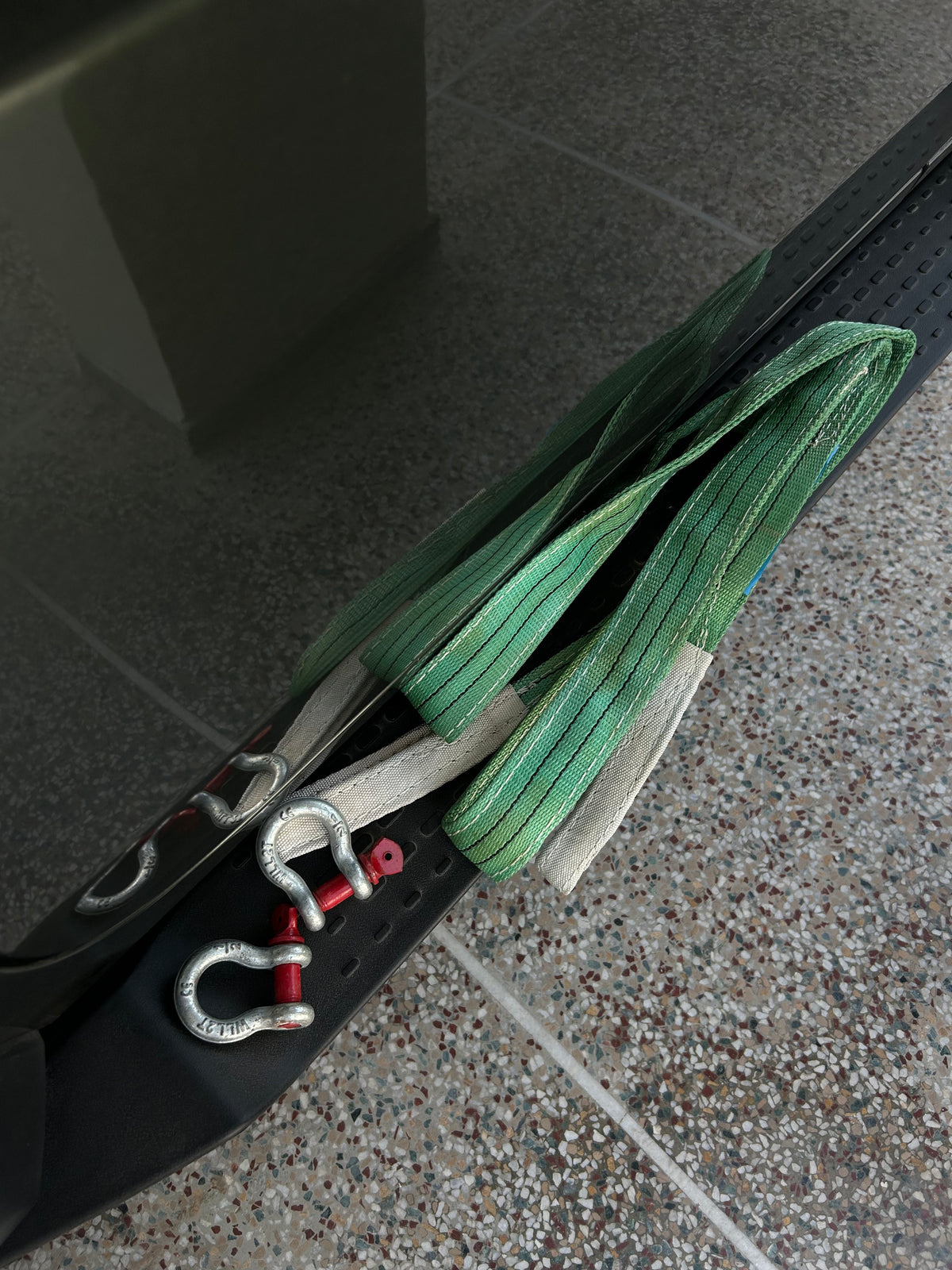 Tow belt with 2 shackles.