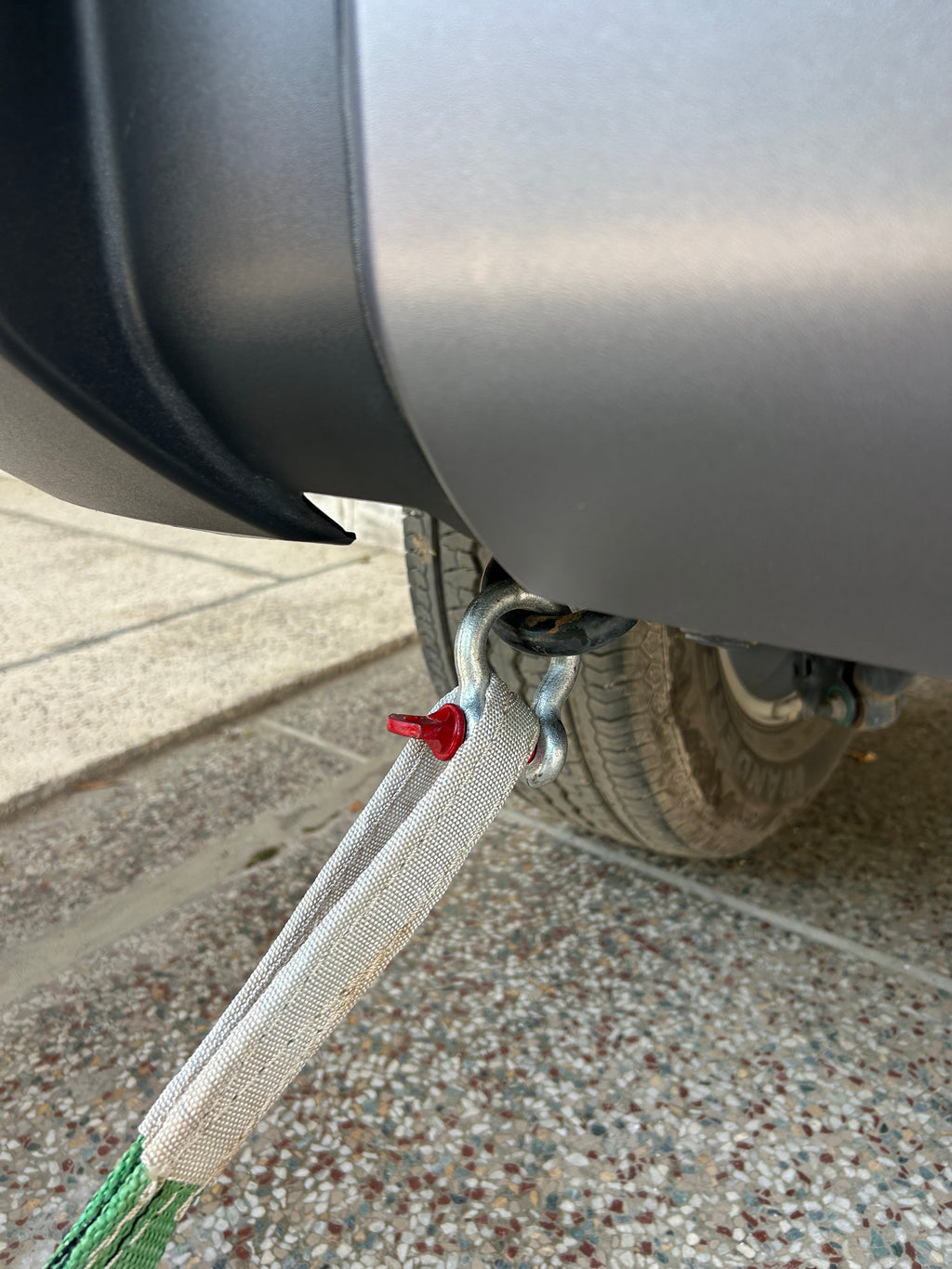 Tow belt with 2 shackles.