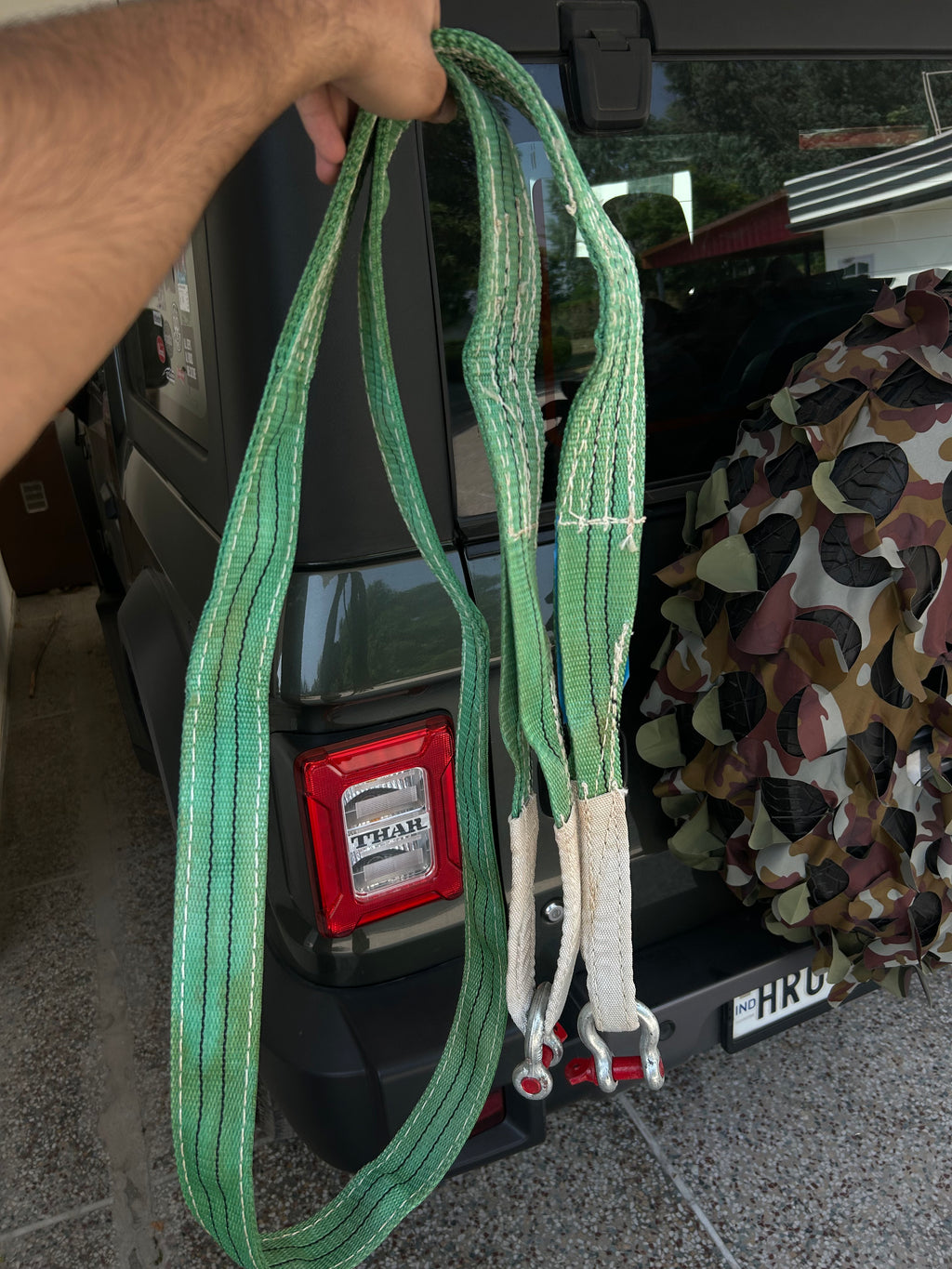 Tow belt with 2 shackles.