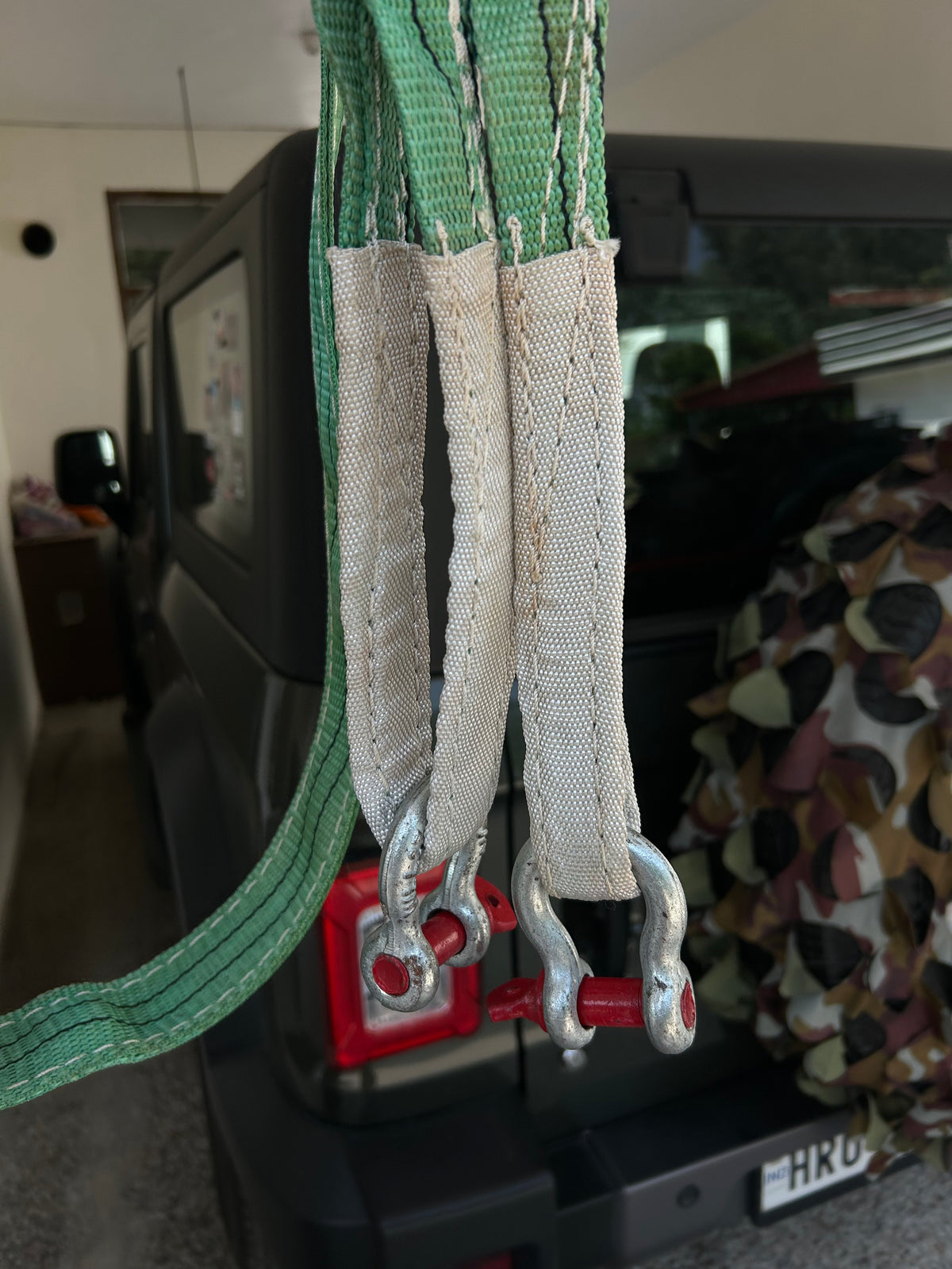 Tow belt with 2 shackles.