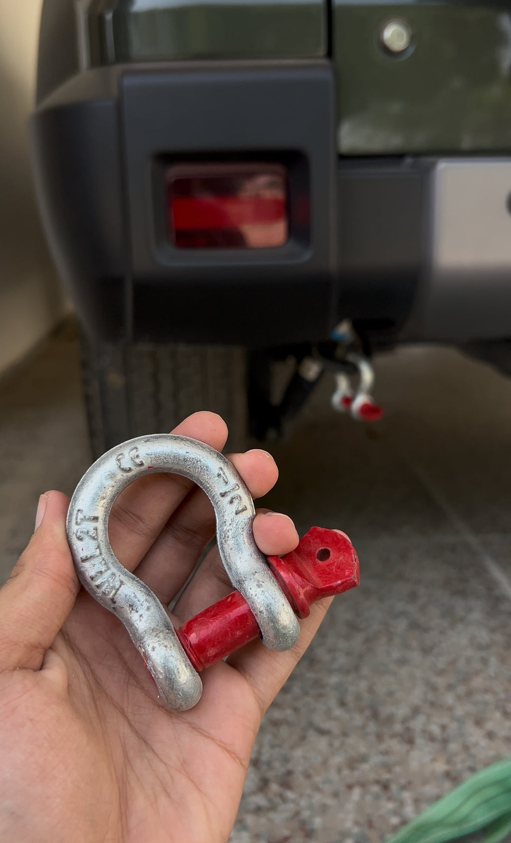 Tow belt with 2 shackles.
