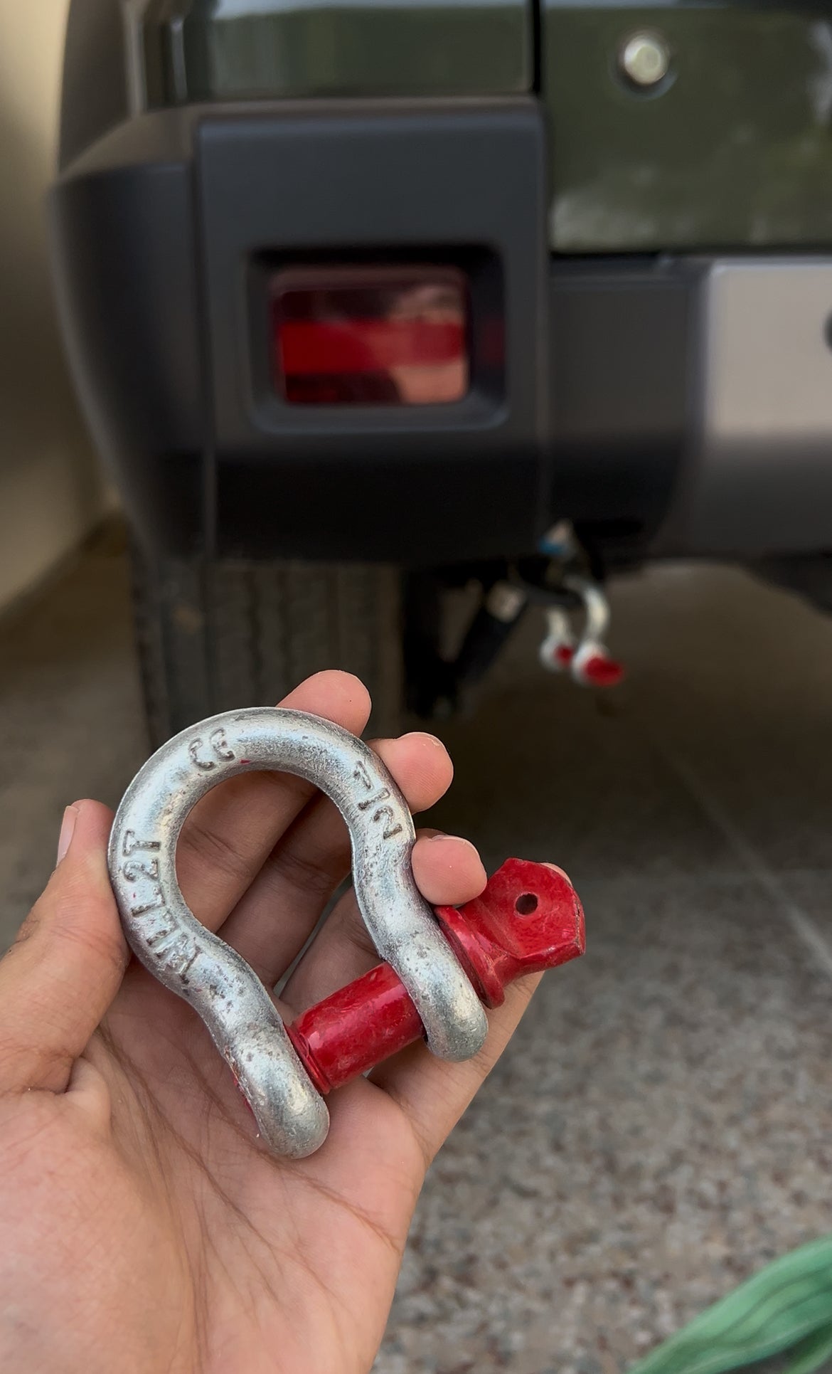 Tow belt with 2 shackles.